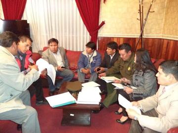 El alcalde en plena reunión con secretarios.