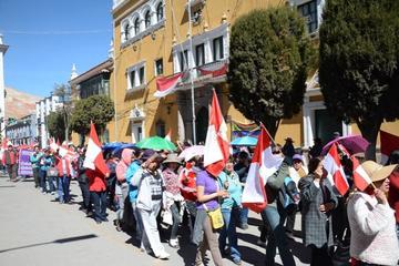 Potosinos desarrollan la marcha de banderas en el Día de la Patria