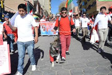 Petardo, el perro que acompañó a la comitiva en La Paz estuvo presente.