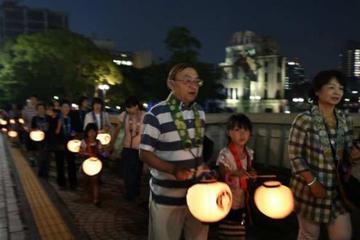 El rechazo hacia el Gobierno tiñe el aniversario 70 de Hiroshima 