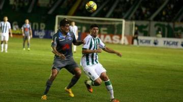 Ronald Egüino disputa el balón con Sergio Almirón, de Oriente.