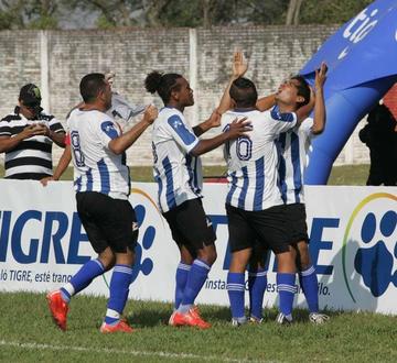 Los jugadores del toro warneño celebran el segundo gol.