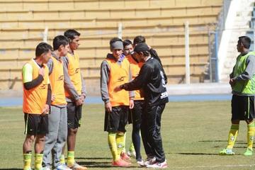 El técnico José Rossi (c) da algunas indicaciones al equipo.