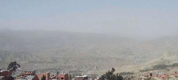 En La Paz también hubo nubes de polvo que nublaron la visión.