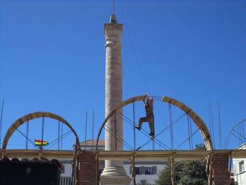 Empresa comienza el armado de arquería en la plaza Alonso de Ibañez 