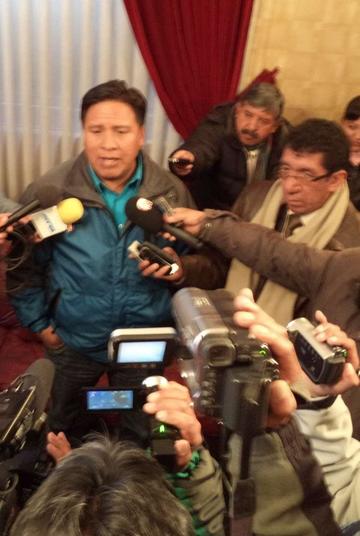 Alcalde despide a tres  colaboradores directos
