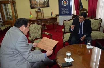 Ramiro Guerrero, recibe documentación del abogado del coronel Melean, Frank Campero.