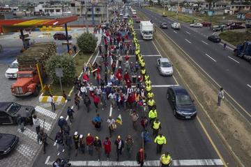 Integrantes de la Confederación de Nacionalidades Indígenas protestan contra Correa.