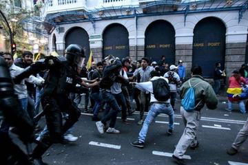 Manifestantes se enfrentan a policías antidisturbios en la capital ecuatoriana.