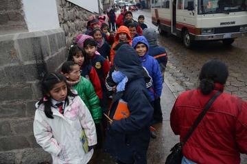 Los alumnos acuden a las unidades educativas con abrigos por las bajas temperaturas.