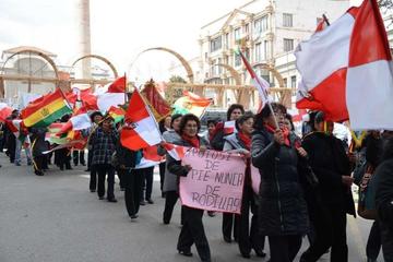 Un Día de la Bandera con desfile y marcha