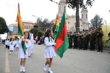Un Día de la Bandera con desfile y marcha