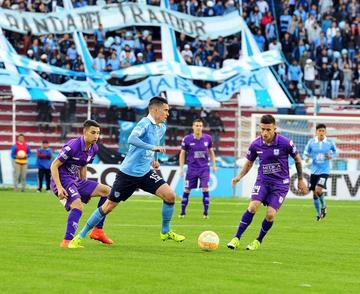 Juan Miguel Callejón (c) se lleva el balón ante la marca de su rivales.