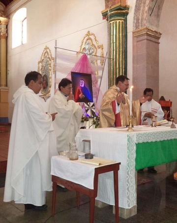 La misa de acción de gracias fue celebrada por cuatro sacerdotes.