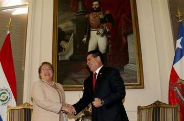 El presidente paraguayo, Horacio Cartes, recibe a su par chilena, Michelle Bachelet.