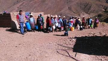 Vecinos hacen fila para proveerse de agua