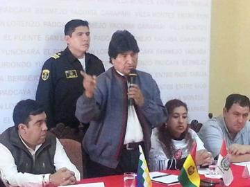 Morales denuncia que potencias juegan con el precio del petróleo