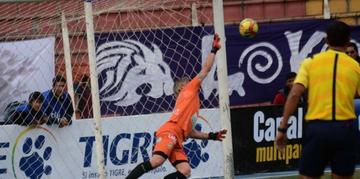 Henri Lapczyk tapa el penal que pateó Nelvin Soliz .