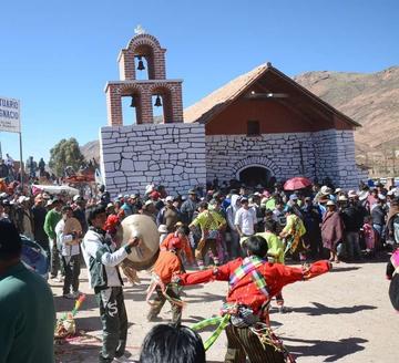 Los bailarines frente al templo donde se venera al apóstol.