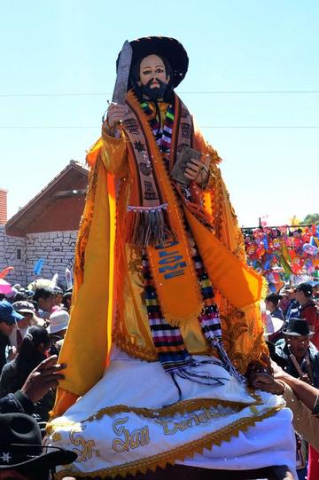 San Bartolomé sale en procesión.