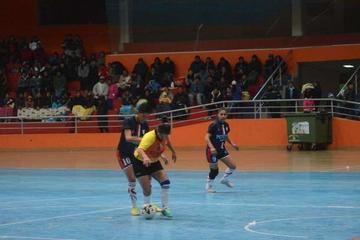 La jugadora de Potosí, Karen Huarachi, marca a su rival.