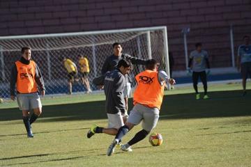 Los rancho guitarras durante la práctica de hoy en el estadio.