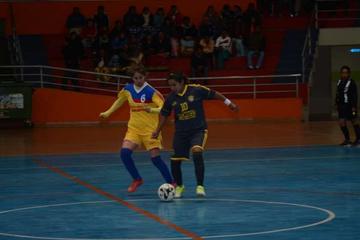 Una de las jugadoras de Pontejo, domina la pelota.