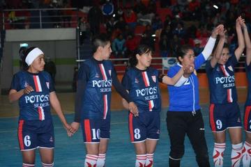 Las jugadoras de Potosí celebran la victoria.