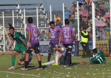 El conjunto yacuibeño celebra el gol de la victoria .