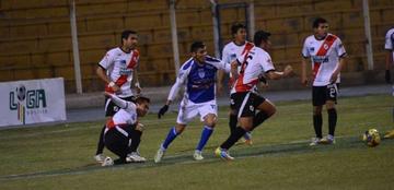 Yasmani Duk (c) pelea el balón con los zagueros de Nacional.