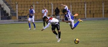 Isaias Dury frena con toda su fuerza al lateral Juan Carlos Zampiery.