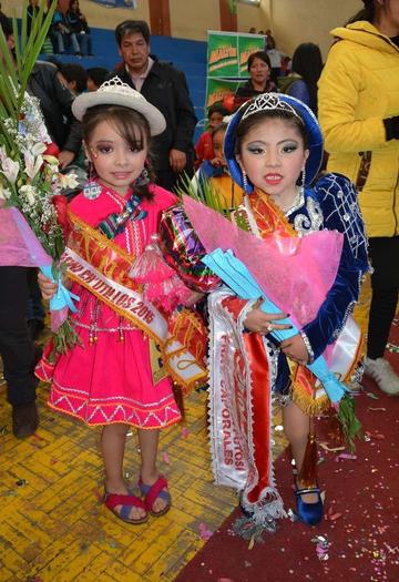 La ñusta Briana Castro (i) y la reina Camila Vega (d).