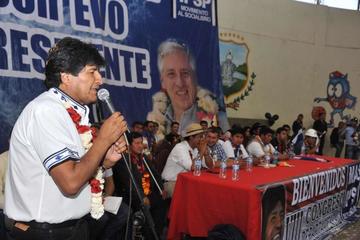 El MAS recoge firmas para reelegir a Evo