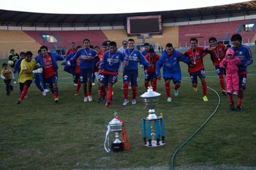 El plantel cooperativista se lanza frente a los trofeos.