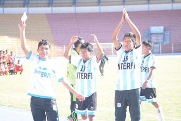 Los jugadores de Interfi celebran su triunfo.