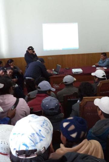 Los vecinos en plena elaboración de su Plan Operativo Anual.