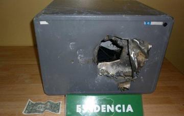 Fiscalía aprehende a dos sospechosos por robo de caja fuerte