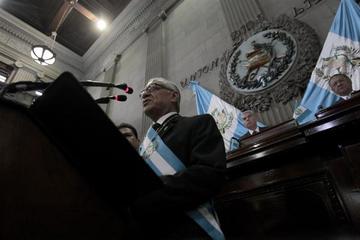 El abogado y vicepresidente de Guatemala, Alejandro Maldonado Aguirre, habla tras prestar juramento.