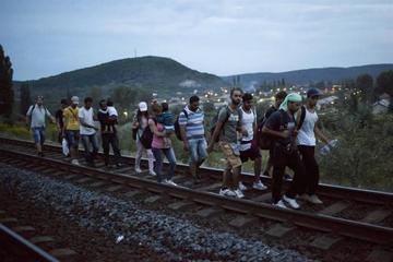 Por ola de migrantes, Hungría penaliza el cruzar su frontera