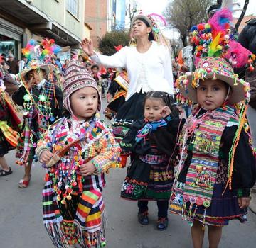 La fraternidad de Huachacalla bailando el tínku.