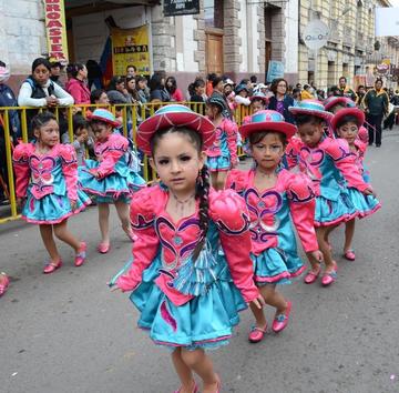 Los bailarines del kinder Genoveva Ríos.