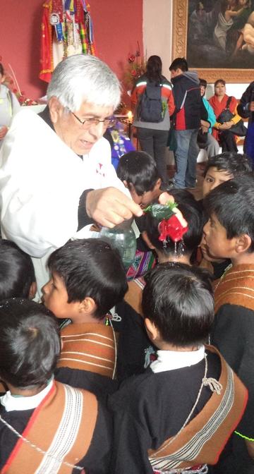Los niños fueron bendecidos.