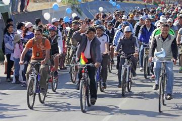 El mandatario de Estado, en una caravana de bicicletas que partió de la localidad de Chiñata del municipio de Sacaba.