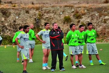 El técnico David de La Torre junto a sus dirigidos.