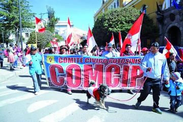 El perrito Petardo encabeza la protesta de los cívicos