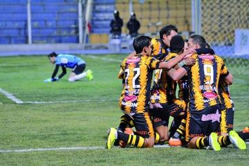 Los jugadores de The Strogest celebran el tercer gol.
