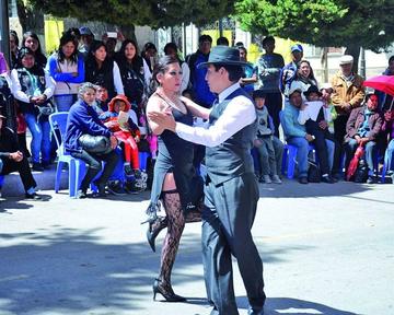 Una pareja demuestra el baile del tango.