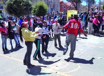Se cumple fiesta dominical con juegos, baile y lectura