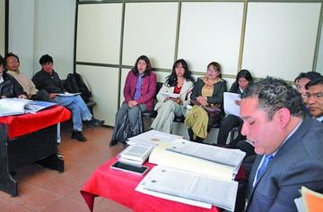 Elvis López (izq de lentes) en la audiencia cautelar.