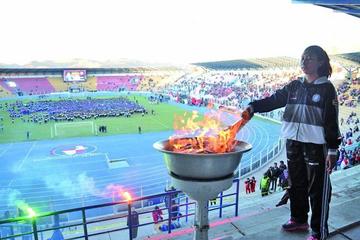 La atleta potosina, Kareli Quiroga, enciende la Tea Olímpica Deportiva.